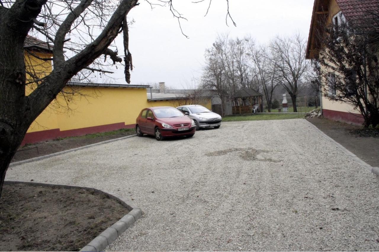 Casa Napsugar Panzio Bed and Breakfast Apostag Buitenkant foto