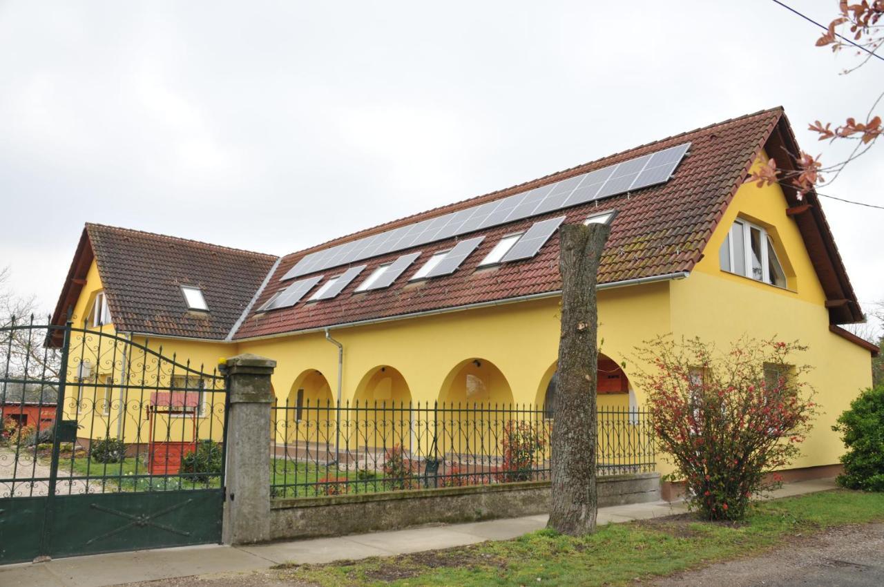 Casa Napsugar Panzio Bed and Breakfast Apostag Buitenkant foto