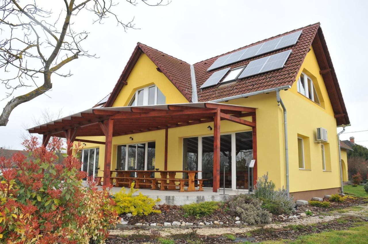 Casa Napsugar Panzio Bed and Breakfast Apostag Buitenkant foto