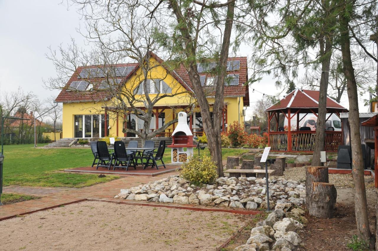 Casa Napsugar Panzio Bed and Breakfast Apostag Buitenkant foto