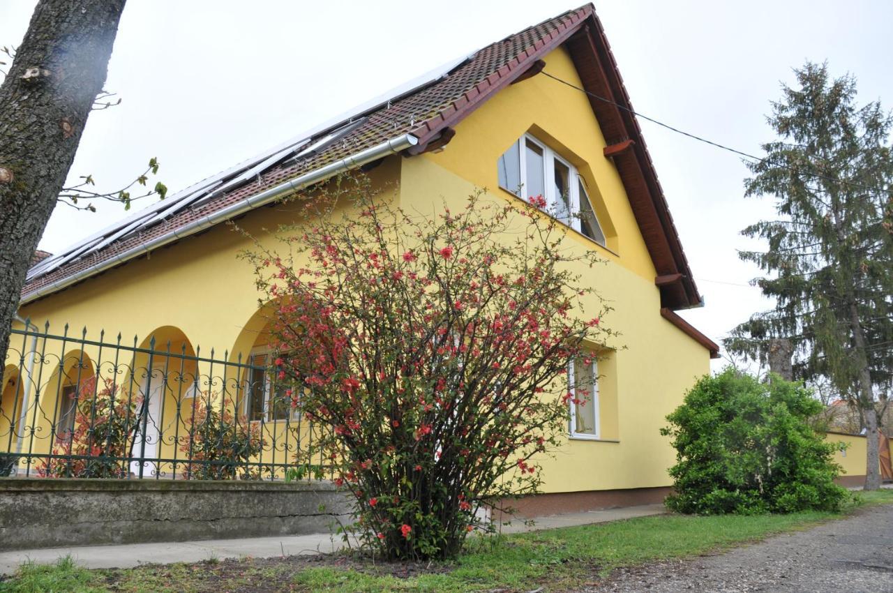 Casa Napsugar Panzio Bed and Breakfast Apostag Buitenkant foto