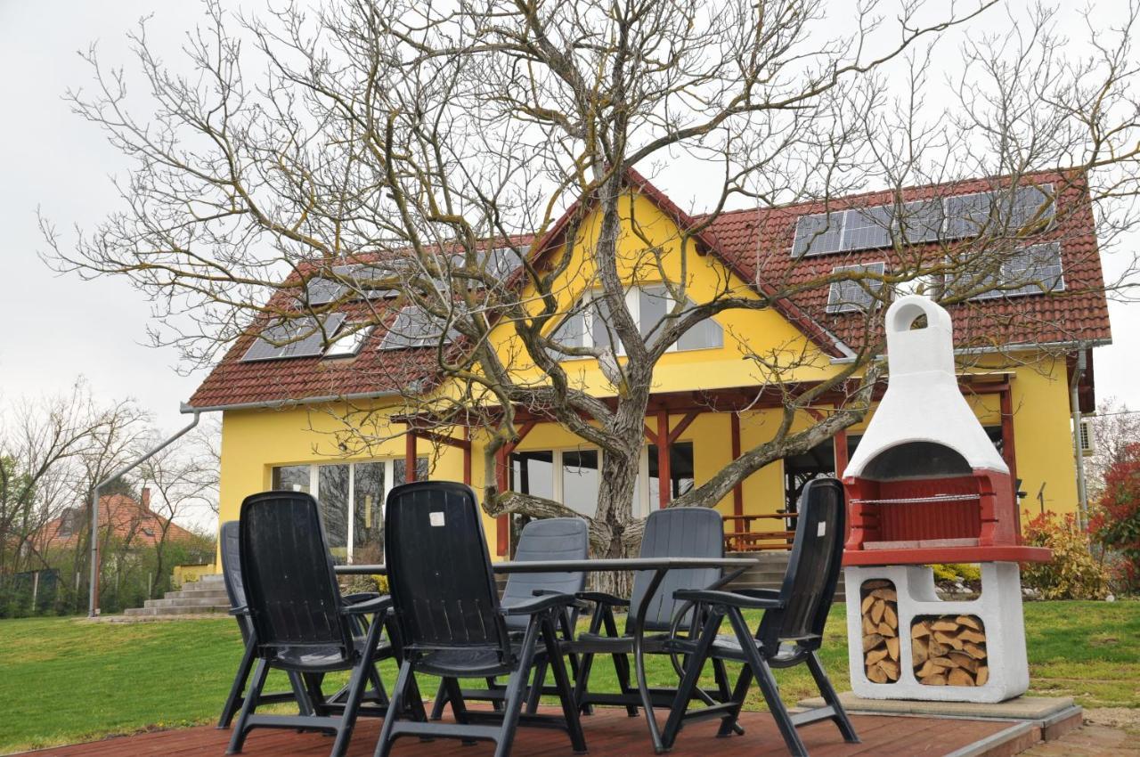 Casa Napsugar Panzio Bed and Breakfast Apostag Buitenkant foto