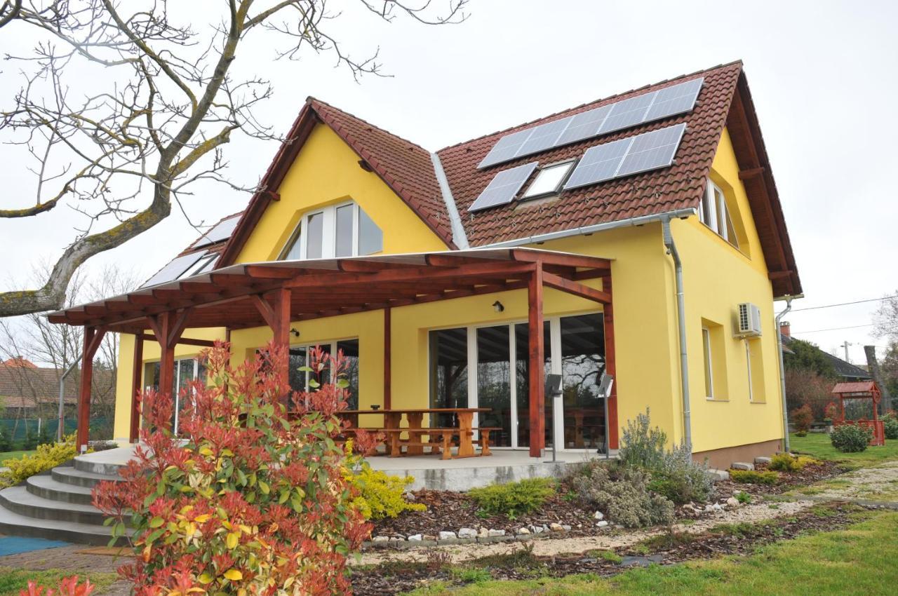 Casa Napsugar Panzio Bed and Breakfast Apostag Buitenkant foto